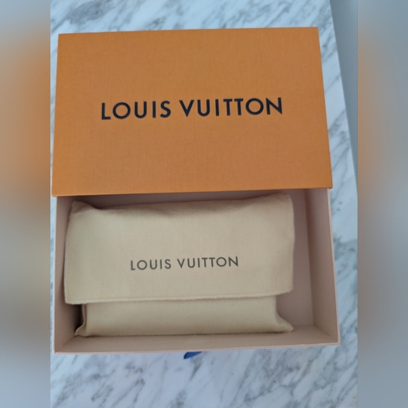 Authentic Louis Vuitton Cassis Epi Leather Kiss Lock Wallet - Picture 3 of 13